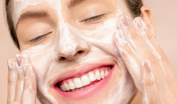 Zwiotczała skóra? Oto jak karnozyna może pomóc