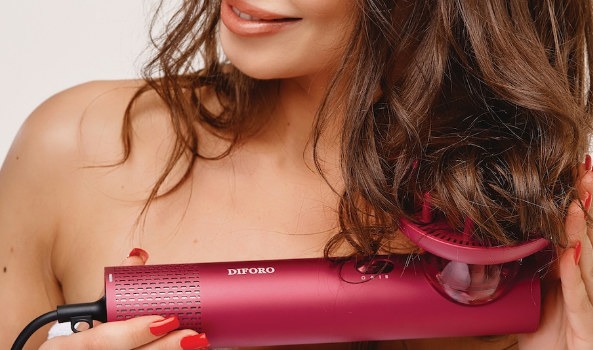 Przełom w elektryzowaniu włosów. Suszarka z emiterem plazmowym.