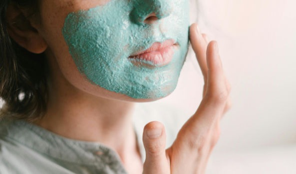 Pielęgnacja przeciwzmarszczkowa w domu – skuteczna rutyna i trendy 2025